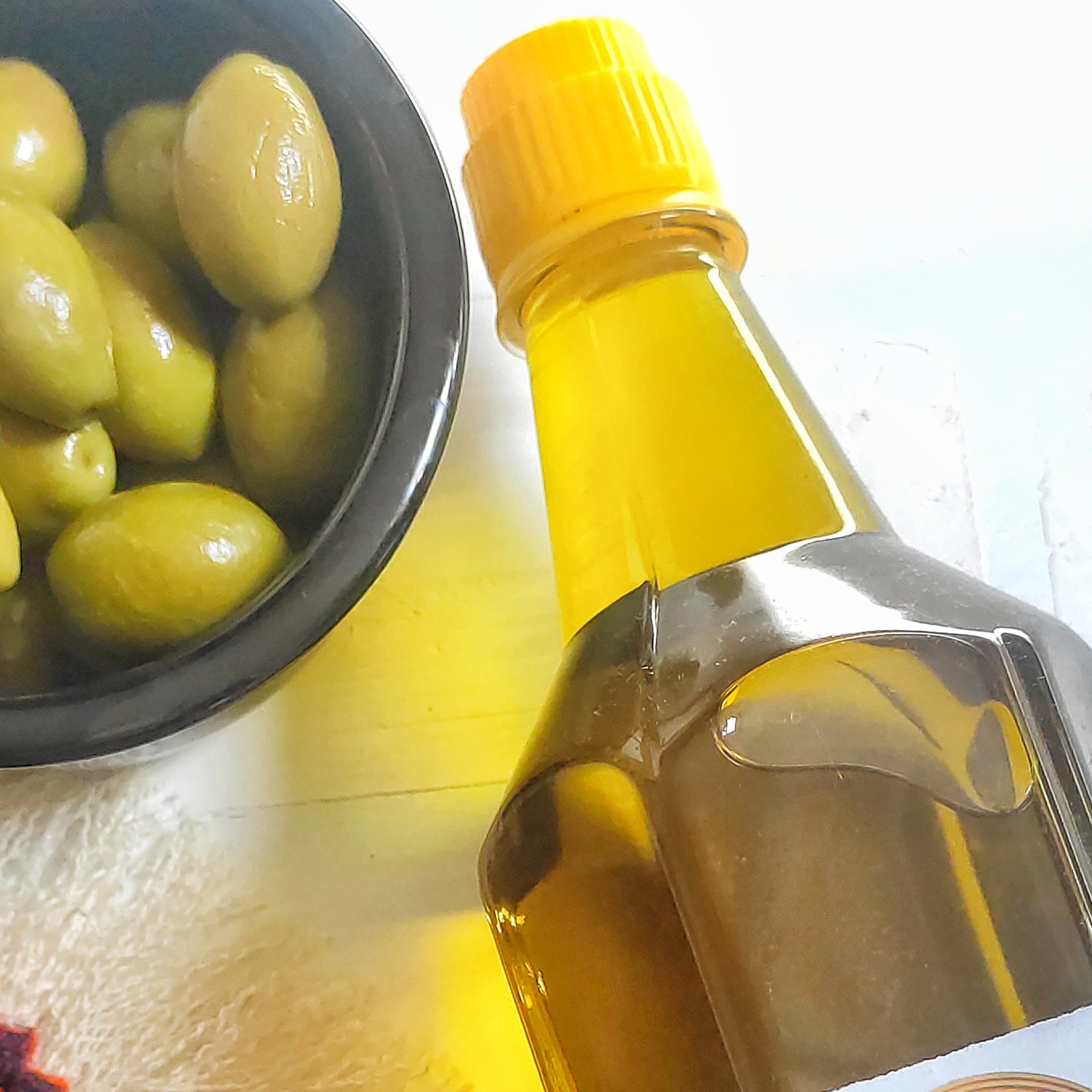روغن زیتون فرابکر طبیعی نیم لیتری داهمان با درب آرام ریز (پرس سرد)